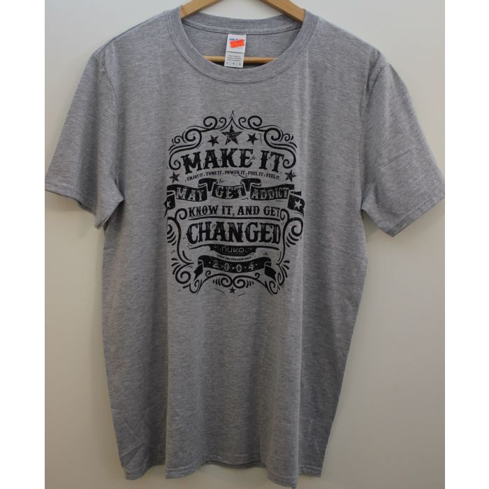 T-SKJORTE, MAKE IT CHANGED. GRÅ