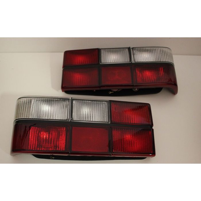 TILBUDSPAKKE BAKLAMPER 240 SEDAN-(244)-83-93 MED HVIT BLINK
